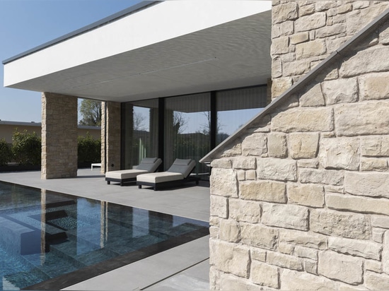 AVE : Domotique et commandes tactiles pour une villa contemporaine à Franciacorta