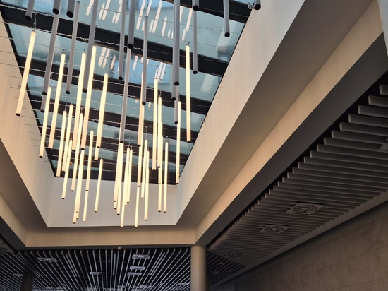 Plafond à baffles métalliques Atena pour le Clarion Congress Hotel Brno