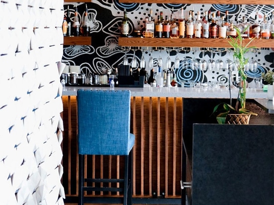Le séparateur d’espace Facet blanc sublime l’ambiance du restaurant