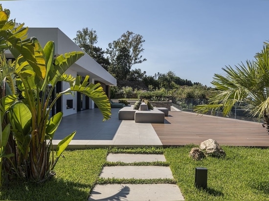 Déco signe une terrasse avec vue sur la mer à Milazzo