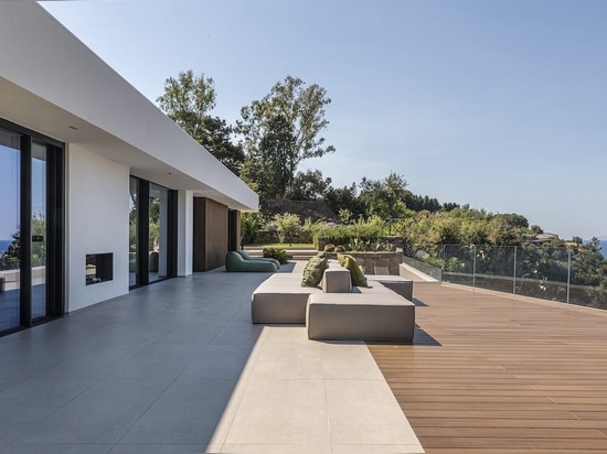 Déco signe une terrasse avec vue sur la mer à Milazzo