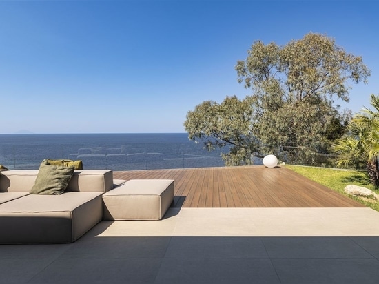 Déco signe une terrasse avec vue sur la mer à Milazzo