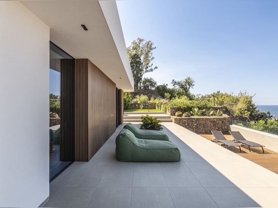 Déco signe une terrasse avec vue sur la mer à Milazzo