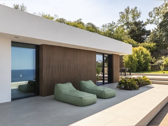 Déco signe une terrasse avec vue sur la mer à Milazzo