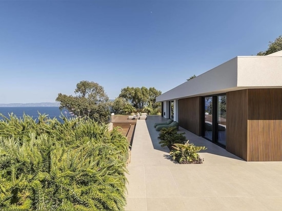 Déco signe une terrasse avec vue sur la mer à Milazzo