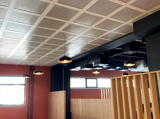 Plafond Atena composé de panneaux métalliques posés sur des poutres en bandraster