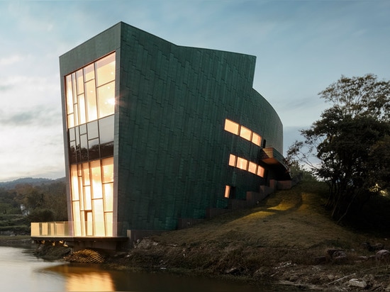 la maison Cuivre-couverte par Sanaksenaho Architects accompagne le Musée d'Art de Sifang de Holl