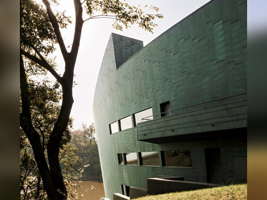 la maison Cuivre-couverte par Sanaksenaho Architects accompagne le Musée d'Art de Sifang de Holl