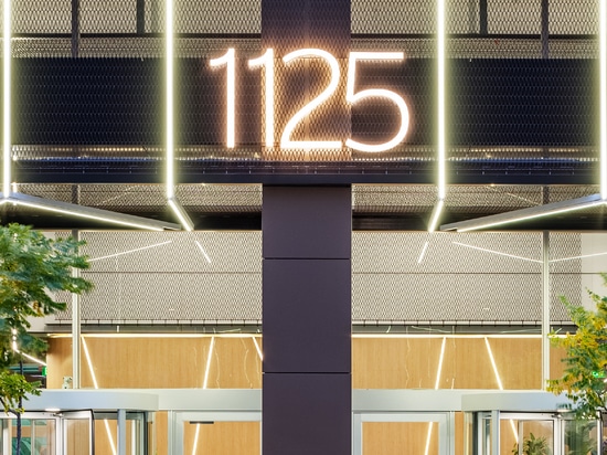 Le treillis métallique souple Dune 40100 prolonge le motif texturé de la façade extérieure jusqu'à l'espace accueillant du hall d'entrée.