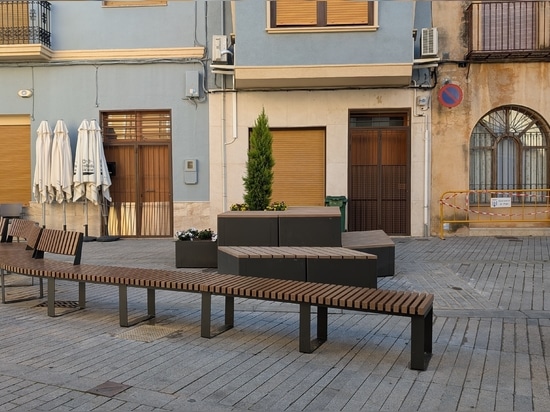 Mobilier urbain à Pego : une intervention pour organiser, relier et améliorer l’espace public