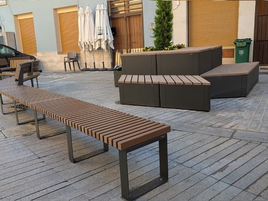 Mobilier urbain à Pego : une intervention pour organiser, relier et améliorer l’espace public