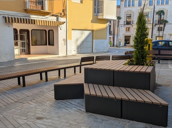 Mobilier urbain à Pego : une intervention pour organiser, relier et améliorer l’espace public