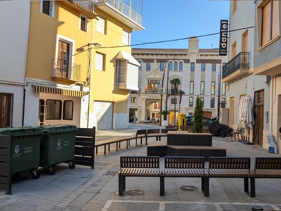 Mobilier urbain à Pego : une intervention pour organiser, relier et améliorer l’espace public