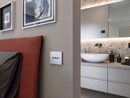 Domotique et interrupteurs à bascule AVE dans un appartement à Brescia : quand le style rencontre la technologie