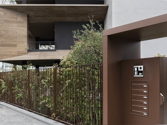 Domotique et interrupteurs à bascule AVE dans un appartement à Brescia : quand le style rencontre la technologie