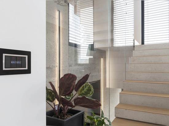 Domotique et aménagement AVE dans une villa contemporaine avec vue sur le lac