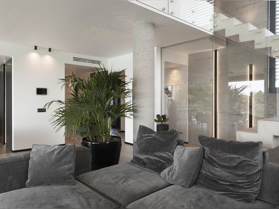 Domotique et aménagement AVE dans une villa contemporaine avec vue sur le lac