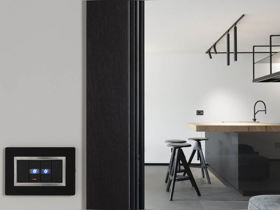 Domotique et aménagement AVE dans une villa contemporaine avec vue sur le lac
