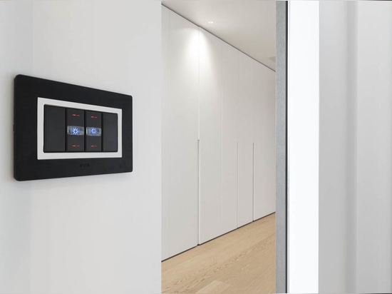 Domotique et aménagement AVE dans une villa contemporaine avec vue sur le lac