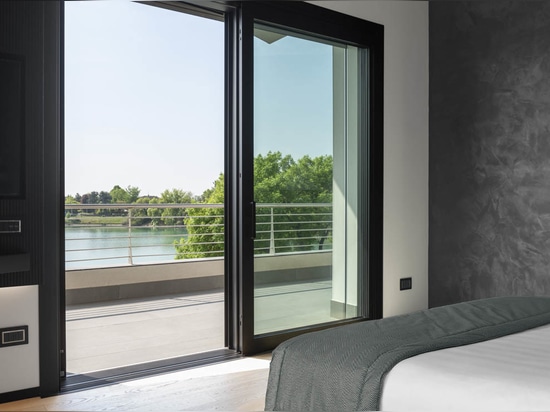Domotique et aménagement AVE dans une villa contemporaine avec vue sur le lac