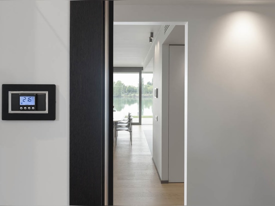 Domotique et aménagement AVE dans une villa contemporaine avec vue sur le lac
