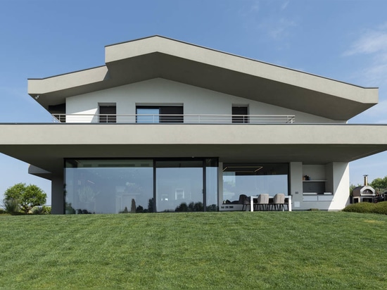 Domotique et aménagement AVE dans une villa contemporaine avec vue sur le lac