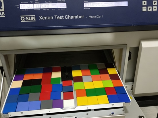 L'un des tests de résistance aux rayons UV réalisés par Daplast