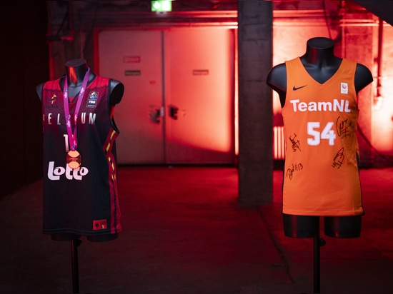 Les maillots de TeamNL et des Belgian Cats sur les mannequins BINK