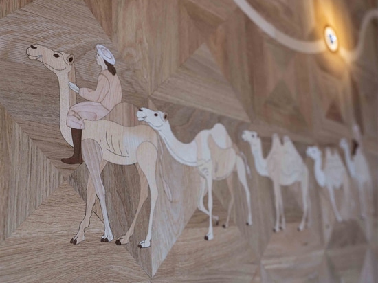 Détail de la marqueterie Route de la Soie avec chameaux