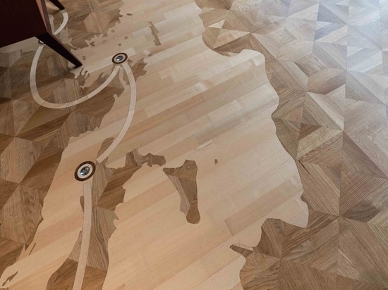 Pose du parquet et vue du dessus de la carte de la Route de la Soie