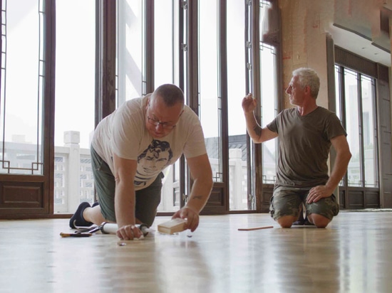 Poseurs à l’œuvre pendant l’installation du parquet