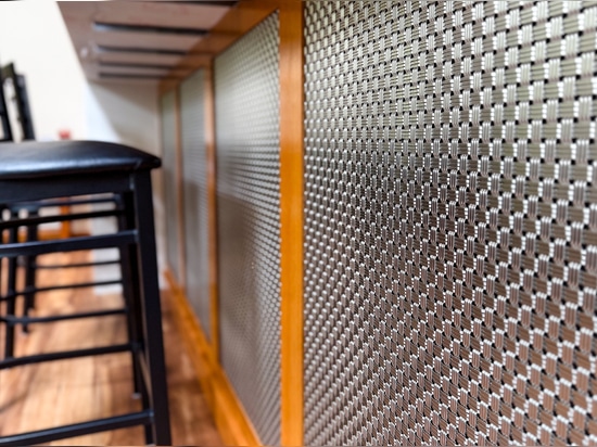 Découvrez comment le treillis métallique tissé M33-2 de Banker Wire apporte texture, profondeur et raffinement à cette rénovation d'un bar privé sur mesure, créant ainsi un point d'intérêt architec...