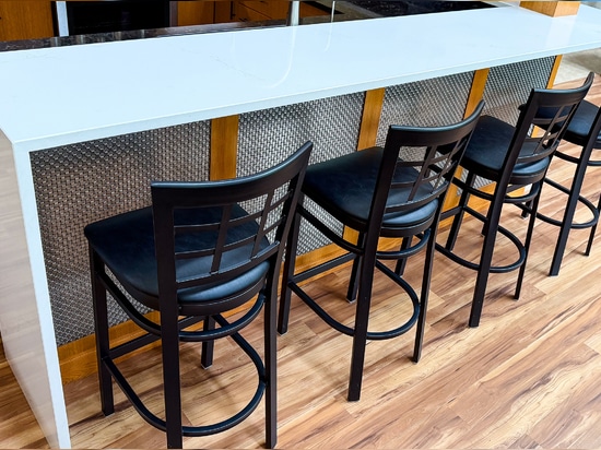 Mettant en avant le treillis métallique tissé M33-2, cette rénovation de bar privé allie un design contemporain à une texture riche et un effet de brise-vue, pour une esthétique raffinée et haut de...