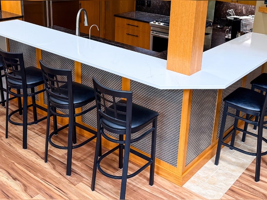 Découvrez comment le treillis métallique tissé M33-2 de Banker Wire apporte texture, profondeur et raffinement à cette rénovation d'un bar privé sur mesure, créant ainsi un point d'intérêt architec...