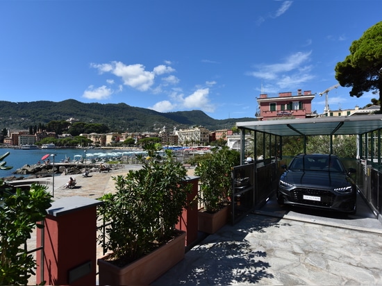 Monte-voitures extérieur intégré à l’Hôtel Metropole en bord de mer