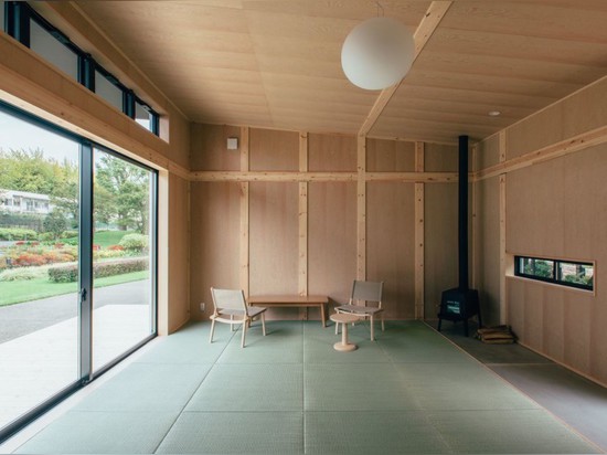 MUJI dévoile le trio des maisons préfabriquées minuscules qui peuvent sauter vers le haut presque n'importe où