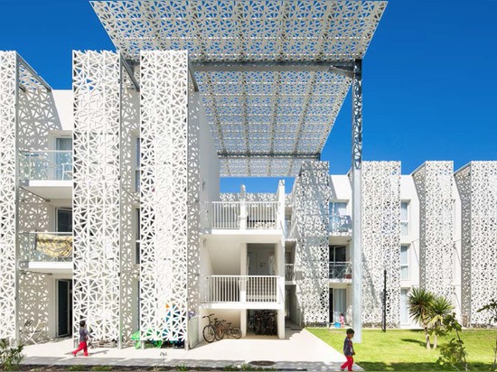 Architecture de Jacques Ferrier ? chapeau d de s ? L'hôtel d'Agde est enveloppé dans une peau concrète en filigrane sensible