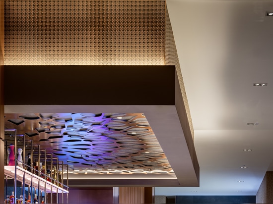 Modèle M33-5, finition cuivre antique plaqué, utilisé comme revêtement de plafond au-dessus d'un bar au Jamul Casino
