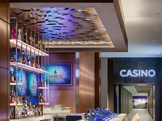 Modèle M33-5, finition cuivre antique plaqué, utilisé comme revêtement de plafond au-dessus d'un bar au Jamul Casino