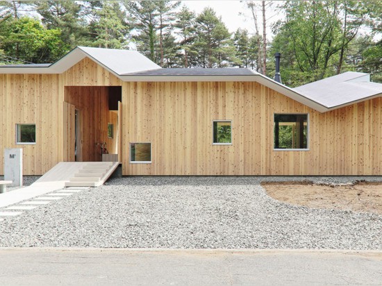 La maison de Fuji de bâti par l'atelier de Hiroki Tominaga a un toit angulaire unique qui protège la maison contre la chute de neige importante