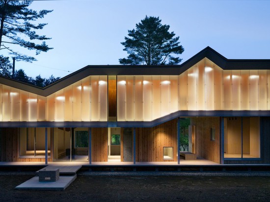 La maison de Fuji de bâti par l'atelier de Hiroki Tominaga a un toit angulaire unique qui protège la maison contre la chute de neige importante