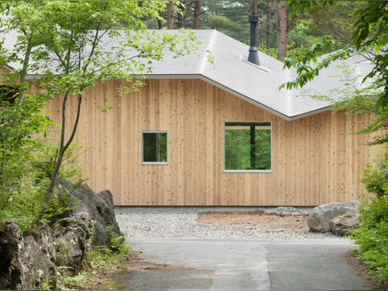 La maison de Fuji de bâti par l'atelier de Hiroki Tominaga a un toit angulaire unique qui protège la maison contre la chute de neige importante