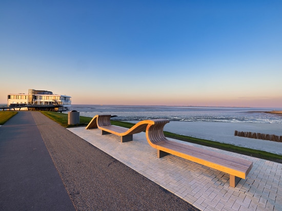 Un banc sur mesure de 10 mètres s’intègre au paysage de Delfzijl