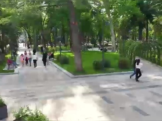 225 mâts d'éclairage et 90 corbeilles sur mesure pour le parc central de Koutaïssi, Géorgie