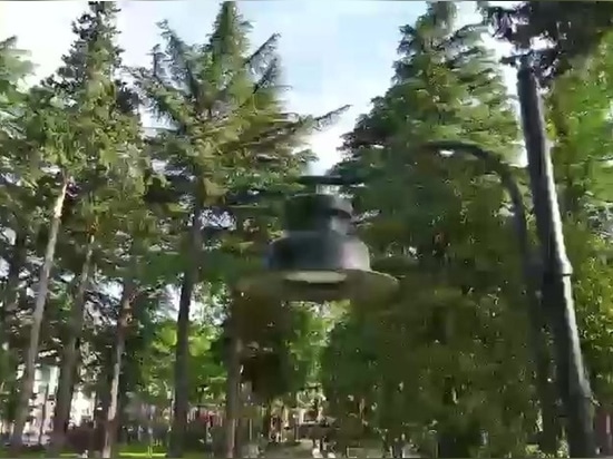 225 mâts d'éclairage et 90 corbeilles sur mesure pour le parc central de Koutaïssi, Géorgie