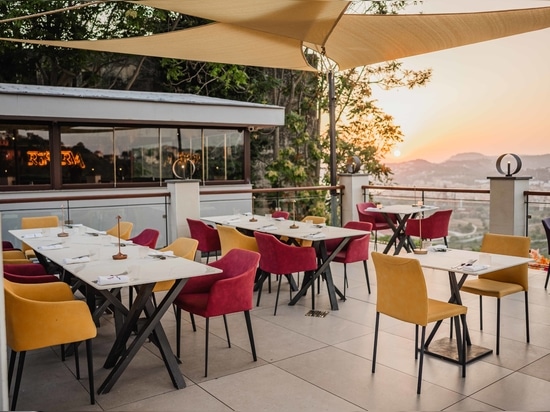 RIFLESSI RÉNOVE LE TOIT-TERRASSE DE LA RISERVA ET DÉVOILE LE NOUVEAU MARTINI SKY LOUNGE