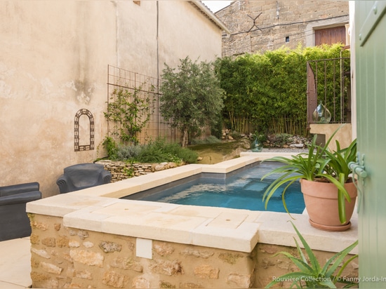 Mini piscine avec des margelles en béton façon pierre