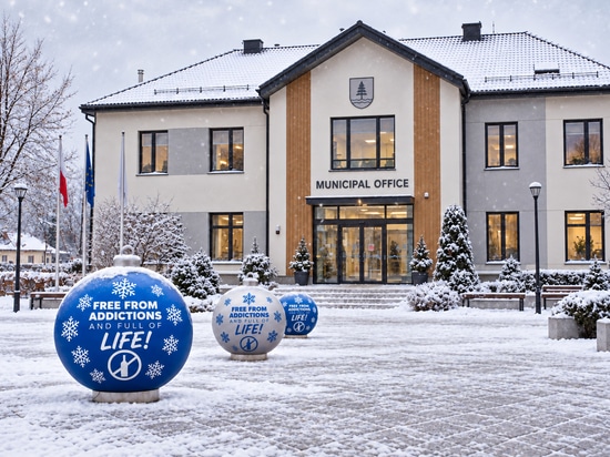 Des décorations de Noël pleines de sens : des boules de Noël XXL porteuses d'un message