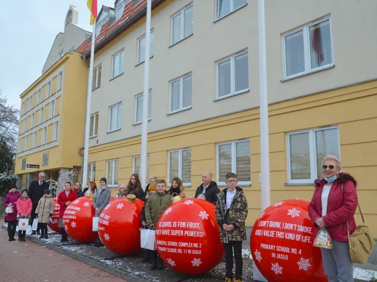 Des décorations de Noël pleines de sens : des boules de Noël XXL porteuses d'un message
