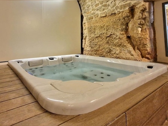 Stratégies pour augmenter le tarif journalier moyen (ADR) grâce à l'intégration d'espaces d'hydromassage dans les suites d'hôtel